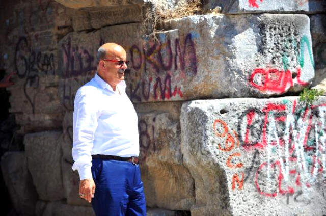 Tarihi Surlara Yazılan Küfürler Belediye Başkanını İsyan Ettirdi