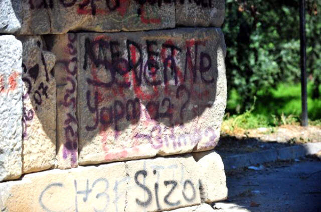 Tarihi Surlara Yazılan Küfürler Belediye Başkanını İsyan Ettirdi