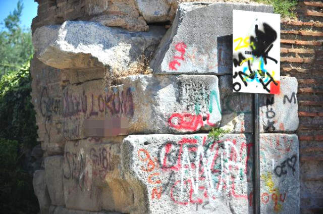 Tarihi Surlara Yazılan Küfürler Belediye Başkanını İsyan Ettirdi