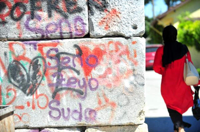 Tarihi Surlara Yazılan Küfürler Belediye Başkanını İsyan Ettirdi