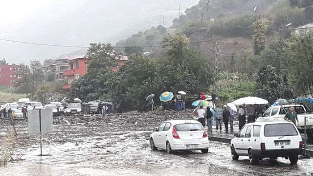 Trabzon'da Sel ve Heyelan Nedeniyle Karayolu Ulaşıma Kapandı