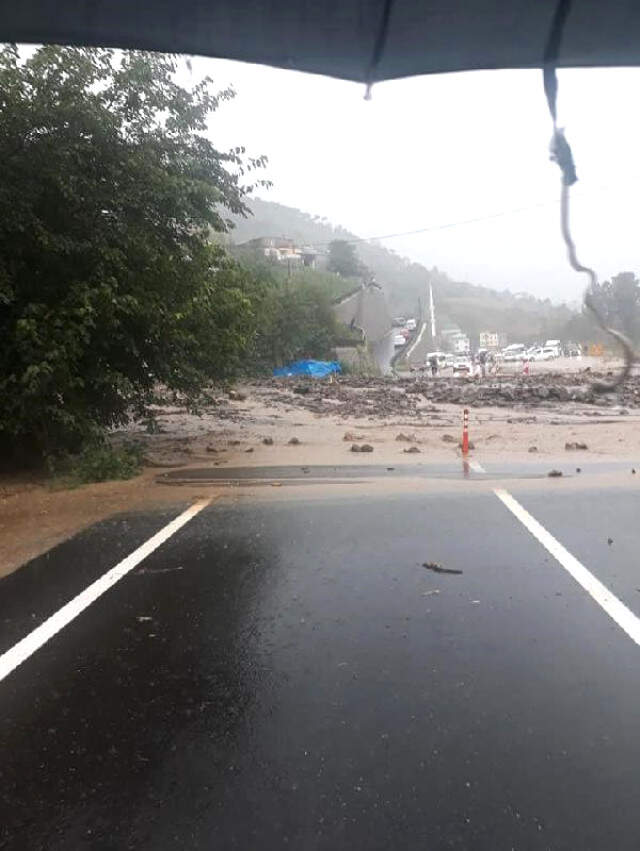 Trabzon'da Sel ve Heyelan Nedeniyle Karayolu Ulaşıma Kapandı