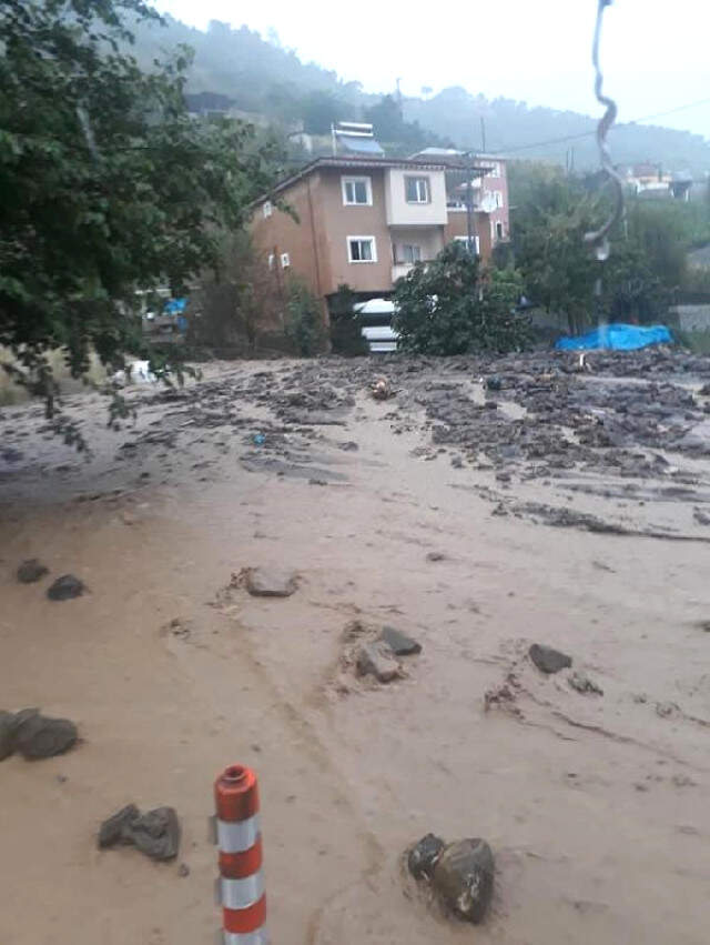 Trabzon'da Sel ve Heyelan Nedeniyle Karayolu Ulaşıma Kapandı