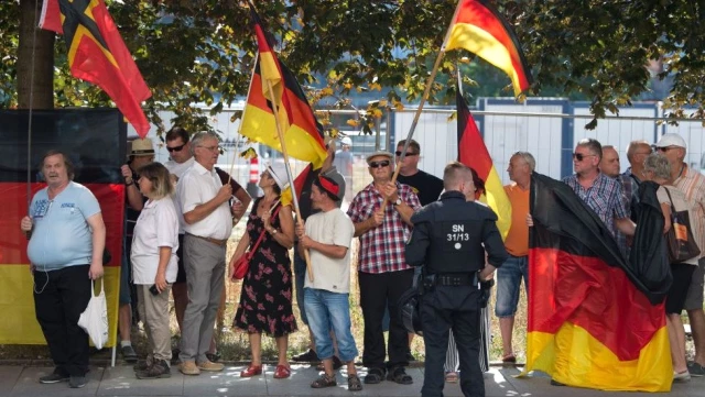 Almanya'da Aşırı Sağcıların Yürüyüşünü Görüntüleyen Gazetecileri Engelleyen Protestocu, Polis Çıktı
