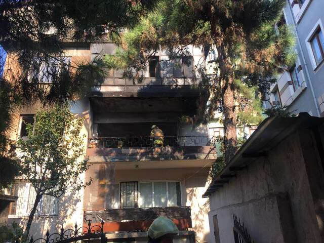 Ümraniye'de Apartmanda Çıkan Yangında 10 Kişi İçeride Mahsur Kaldı