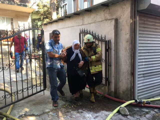 Ümraniye'de Apartmanda Çıkan Yangında 10 Kişi İçeride Mahsur Kaldı