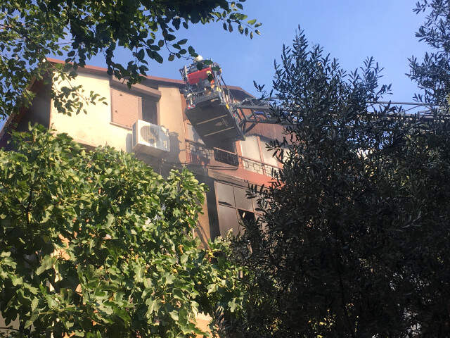 Ümraniye'de Apartmanda Çıkan Yangında 10 Kişi İçeride Mahsur Kaldı