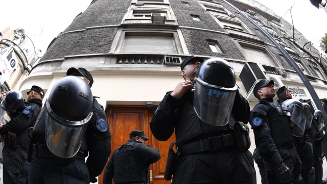 Arjantin'in Eski Devlet Başkanı Kirchner'in Evlerine Polis Baskını