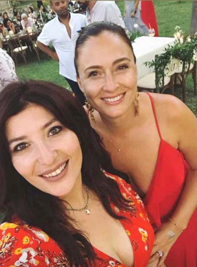 Erkan Kolçak Köstendil'le Evlenen Cansu Tosun Bikinili Poz Vererek Bayramı Kutladı