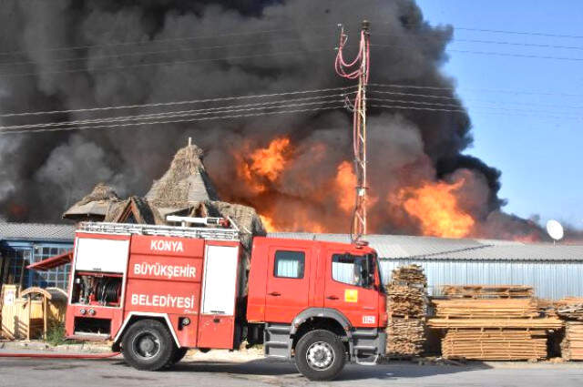 Konya'da, Sanayi Sitesinde Bulunan Fabrikada Yangın Çıktı Konya'da, Sanayi Sitesinde Bulunan Fabrikada Yangın Çıktı