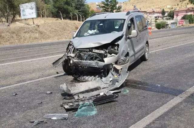 Otomobil Piknik Alanına Uçtu, Çevredeki Vatandaşlar Aracın Yanında Piknik Yapmaya Devam Etti