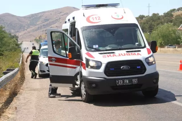 Otomobil Piknik Alanına Uçtu, Çevredeki Vatandaşlar Aracın Yanında Piknik Yapmaya Devam Etti