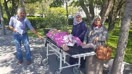 Talep Ettikleri Ambulansın Verilmediğini İddia Eden Hasta Yakınları, Hastayı Sedye ile Taşıdı