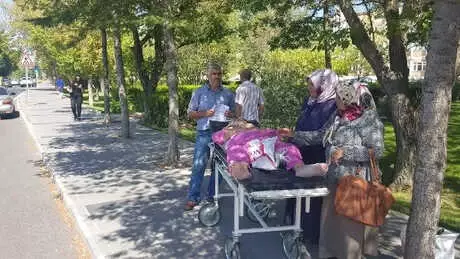 Talep Ettikleri Ambulansın Verilmediğini İddia Eden Hasta Yakınları, Hastayı Sedye ile Taşıdı