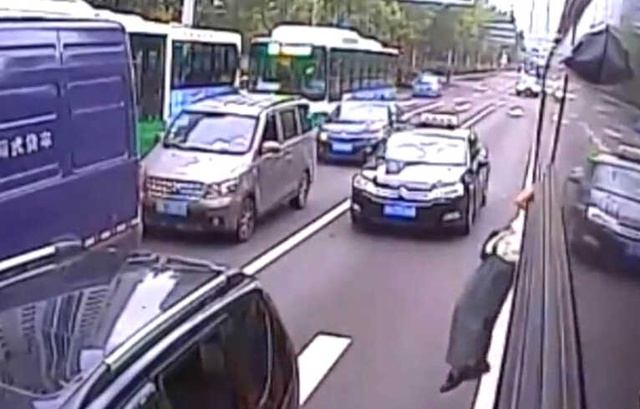 Otobüsteyken Şoförün Kapıyı Açmasını Beklemeyen Yaşlı Adam Camdan İndi