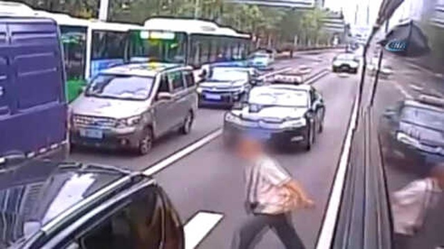 Otobüsteyken Şoförün Kapıyı Açmasını Beklemeyen Yaşlı Adam Camdan İndi