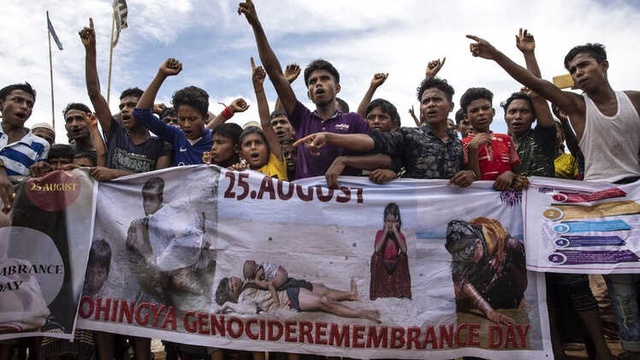 Arakanlı Müslümanlar'dan 'Zulmün Birinci Yılında' Protesto ve Dua