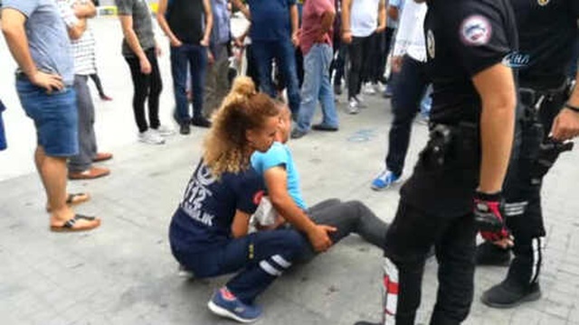 Genç Kızı Tacizden Korumak İsteyen Adam, Vatandaşlar Tarafından Darp Edildi