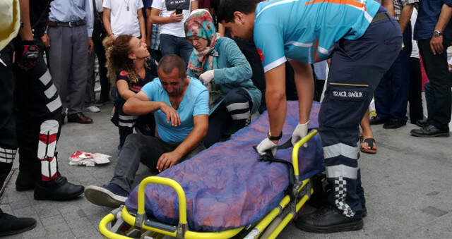 Genç Kızı Tacizden Korumak İsteyen Adam, Vatandaşlar Tarafından Darp Edildi Genç Kızı Tacizden Korumak İsteyen Adam, Vatandaşlar Tarafından Darp Edildi