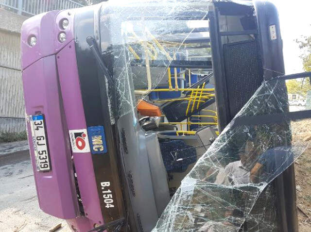 Sarıyer'de Kontrolden Çıkan Halk Otobüsü 5 Metre Yükseklikten Düşerek Devrildi : 1 Yaralı