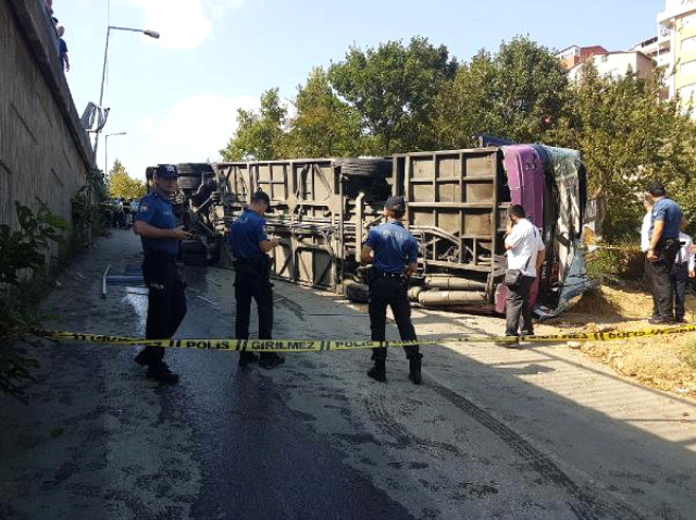 Sarıyer'de Kontrolden Çıkan Halk Otobüsü 5 Metre Yükseklikten Düşerek Devrildi : 1 Yaralı