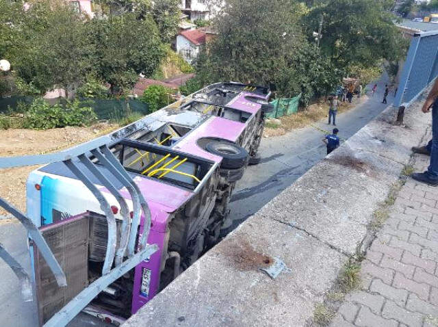 Sarıyer'de Kontrolden Çıkan Halk Otobüsü 5 Metre Yükseklikten Düşerek Devrildi : 1 Yaralı