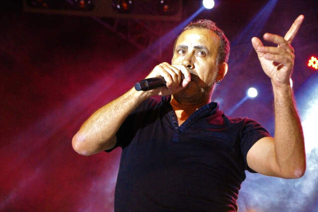 Haluk Levent, Konserini Balkondan İzleyen Hayranlarından Şarkı Söyleyerek Ayran İstedi