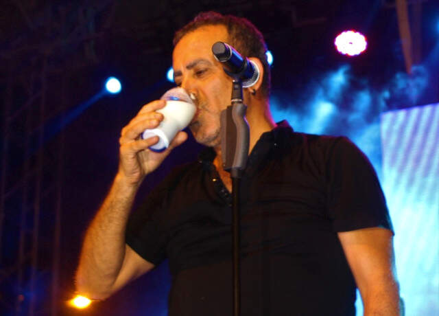 Haluk Levent, Konserini Balkondan İzleyen Hayranlarından Şarkı Söyleyerek Ayran İstedi