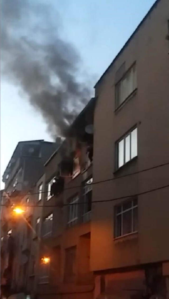 Yangında Mahsur Kalan 2 Kadın Alevlerin Sardığı Binanın 3. Katından Aşağı Atladı