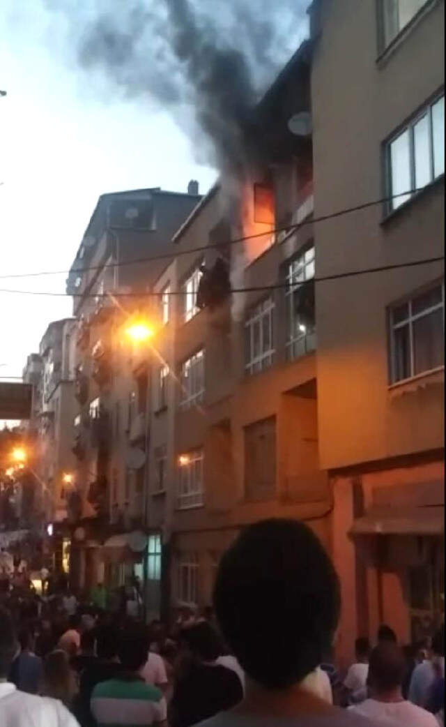 Yangında Mahsur Kalan 2 Kadın Alevlerin Sardığı Binanın 3. Katından Aşağı Atladı