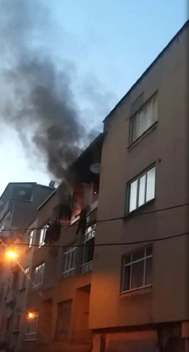 Yangında Mahsur Kalan 2 Kadın Alevlerin Sardığı Binanın 3. Katından Aşağı Atladı