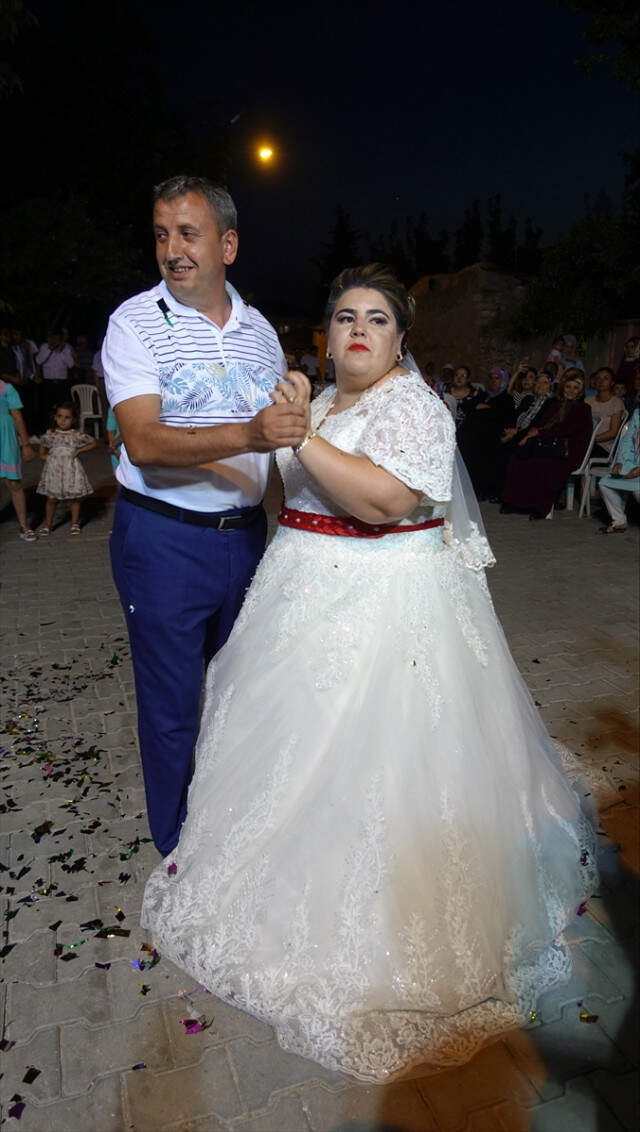 Zihinsel Engelli Kadın, Temsili Düğünle Gelin Oldu Zihinsel Engelli Kadın, Temsili Düğünle Gelin Oldu