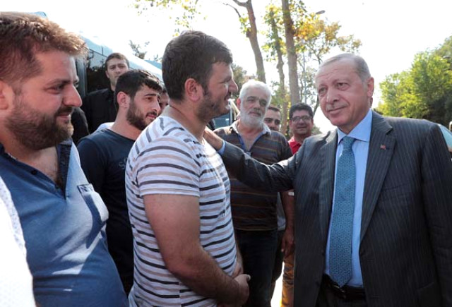 Başkan Erdoğan, Minibüsçüleri Görünce Konvoyu Durdurdu
