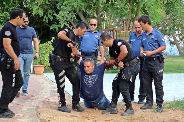 Eşini İntihara İnandırmak İçin Ana Haber Bültenine Çıkmak İstedi