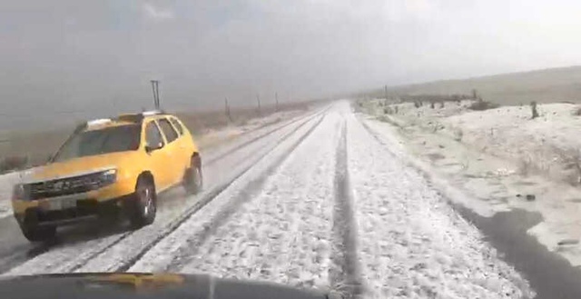 Yazın Ortasında Kars'a Kar Yağdı, Yollar Beyaza Büründü