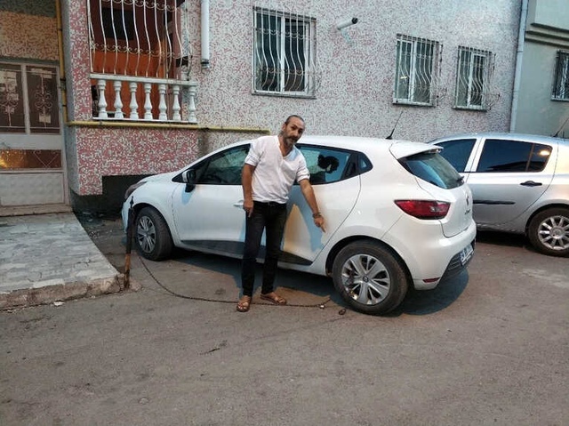 Aracını Yabancı Bir Binanın Önüne Park Etti, Otomobili Zincirlendi
