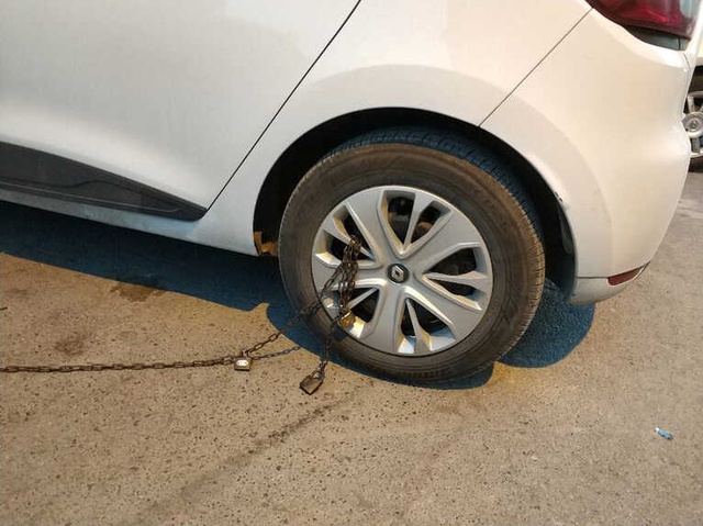 Aracını Yabancı Bir Binanın Önüne Park Etti, Otomobili Zincirlendi