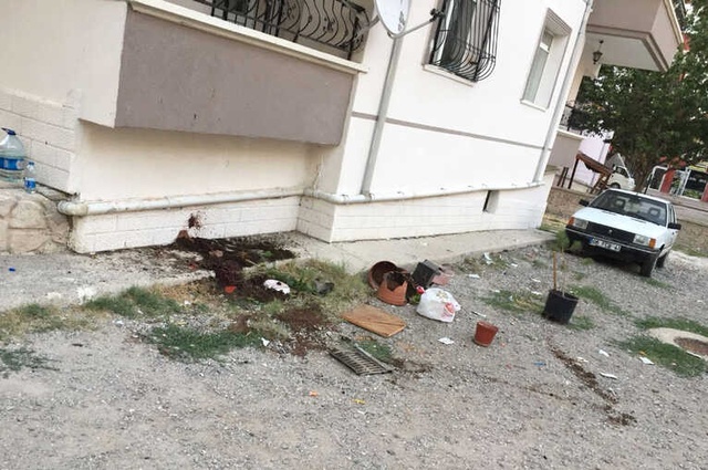 Boşanma Aşamasında Olan Eşini Bıçaklayıp Balkondan Attı, Yetmedi Üzerine Saksı Attı