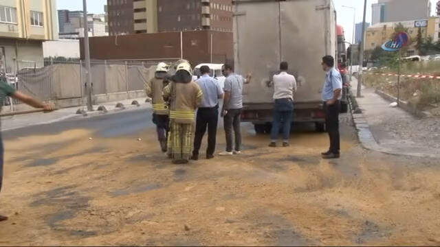Küçükçekmece'de Kimyasal Madde Dökülen Yol Trafiğe Kapatıldı Küçükçekmece'de Kimyasal Madde Dökülen Yol Trafiğe Kapatıldı