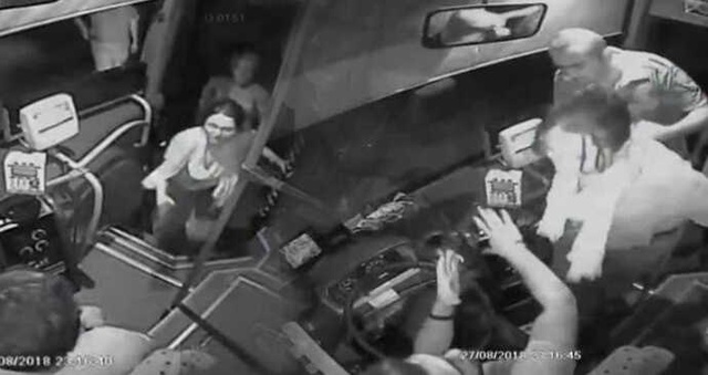 Otobüste Çantasını Unutan Kadının, Şoförü Darp Ettiği Anlar Kamerada