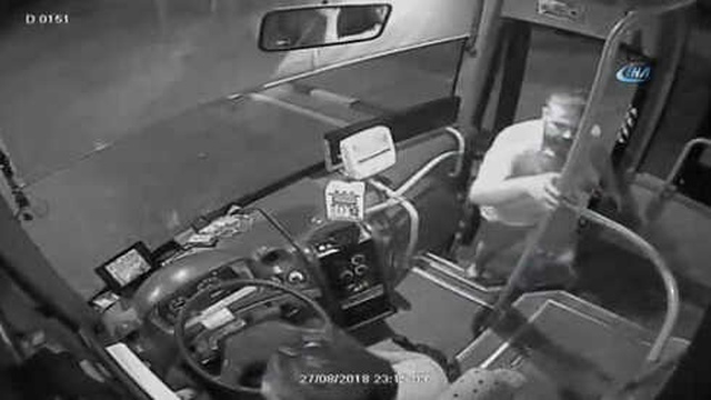 Otobüste Çantasını Unutan Kadının, Şoförü Darp Ettiği Anlar Kamerada