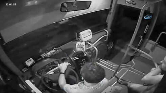 Otobüste Çantasını Unutan Kadının, Şoförü Darp Ettiği Anlar Kamerada