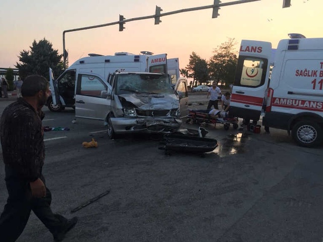 Karadeniz Sahil Yolu'nda Trafik Kazası: 2 Ölü, 6 Yaralı