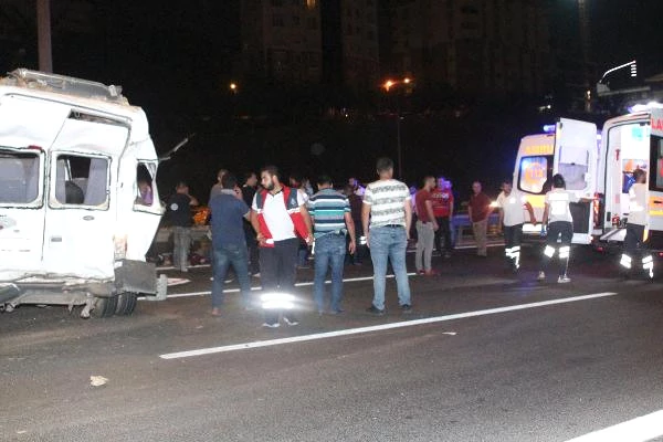 Ani Fren Yapan Minibüse, TIR Arkadan Çarptı: 13 Yaralı