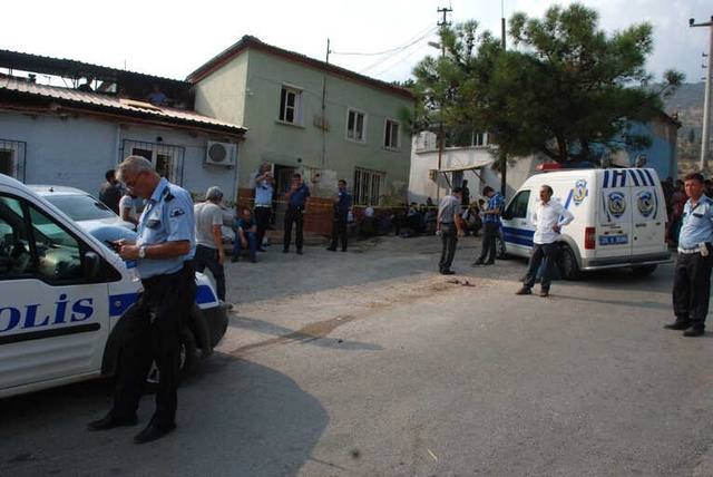 İzmir'de, Babasının Silahıyla Oynayan 8 Yaşındaki Çocuk Kendini Boynundan Vurdu