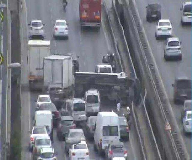 Küçükçekmece'de Kamyonet Devrildi! Aracın Kaldırılmasıyla Trafik Akışı Sağlandı