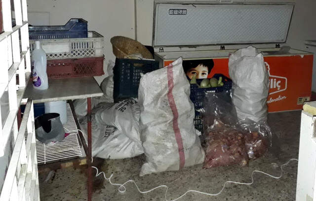 Mersin'de 1,5 Ton Kokmuş Tavuk Eti Ele Geçirildi Mersin'de 1,5 Ton Kokmuş Tavuk Eti Ele Geçirildi