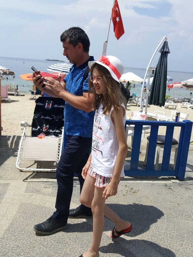 İstanbul'da, 10 Yaşındaki Kız, İcra Memurları Tarafından Babasından Zorla Alındı