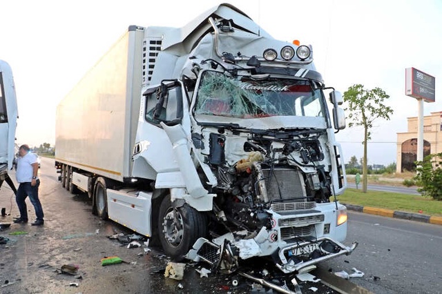 Rus Turistleri Taşıyan Midibüse TIR Çarptı: 11'i Turist 13 Yaralı