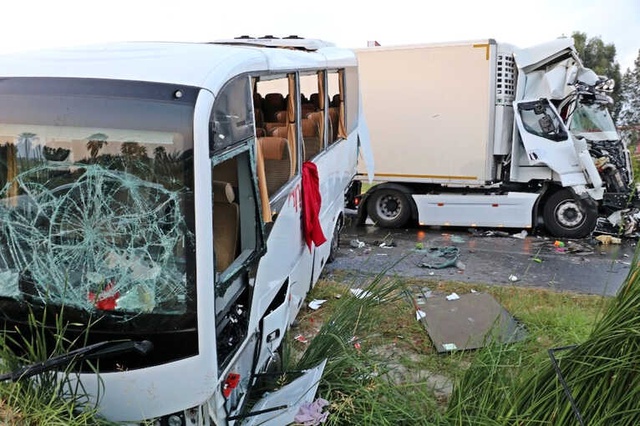 Rus Turistleri Taşıyan Midibüse TIR Çarptı: 11'i Turist 13 Yaralı
